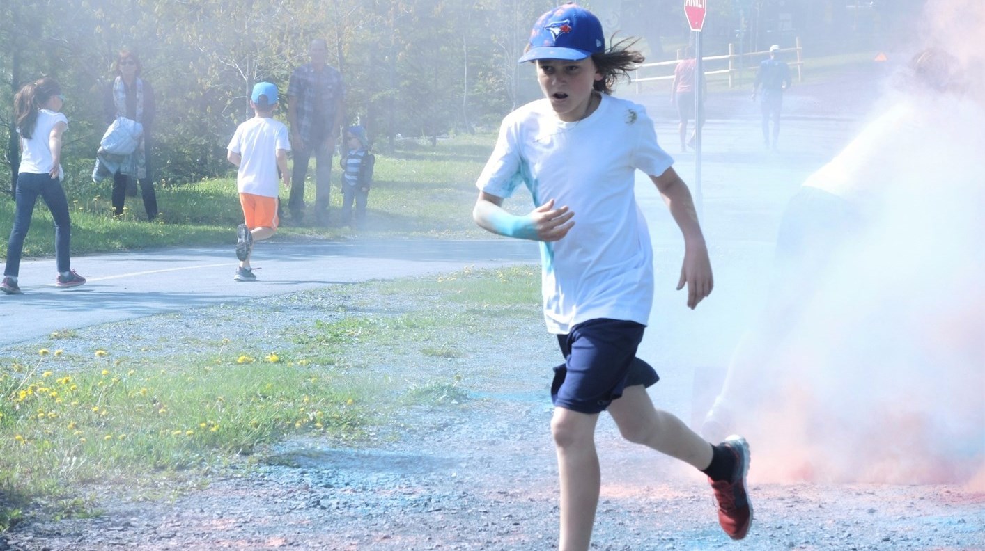 Succès pour la deuxième édition de la course colorée déguisée au Parc des Sept-Chutes