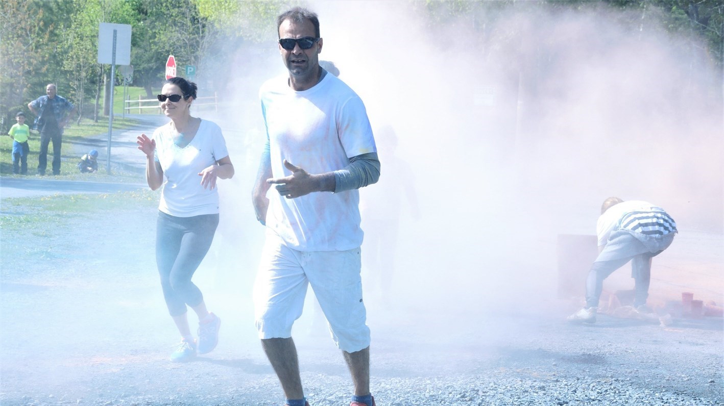Succès pour la deuxième édition de la course colorée déguisée au Parc des Sept-Chutes