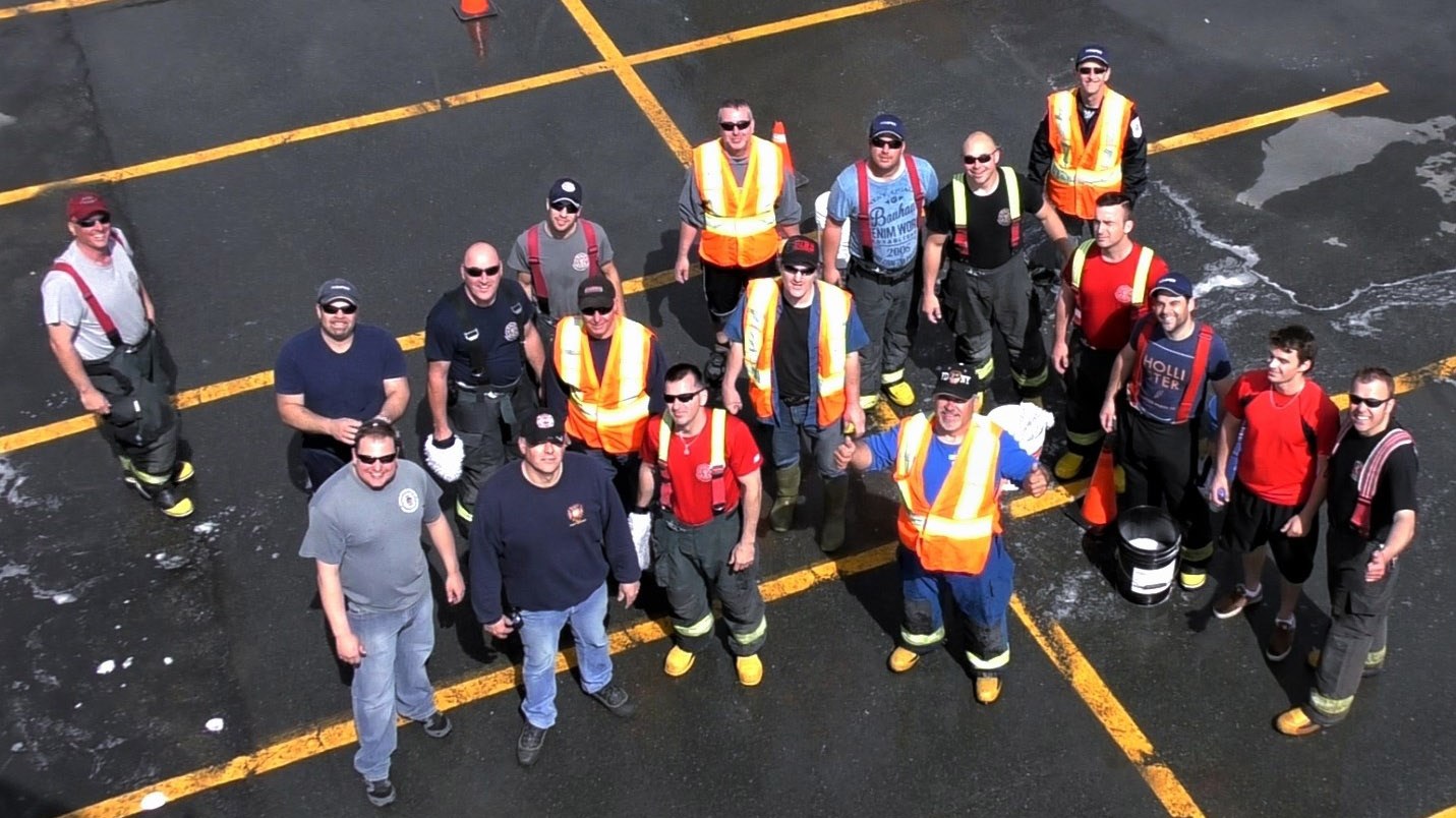 Normand DeLessard présente des images du lave-o-thon des pompiers de Saint-Georges qui se déroule dans le stationnement du Tigre Géant à Place Centre-Ville, lors du samedi 27 mai 2017, jusqu'à 16 h.