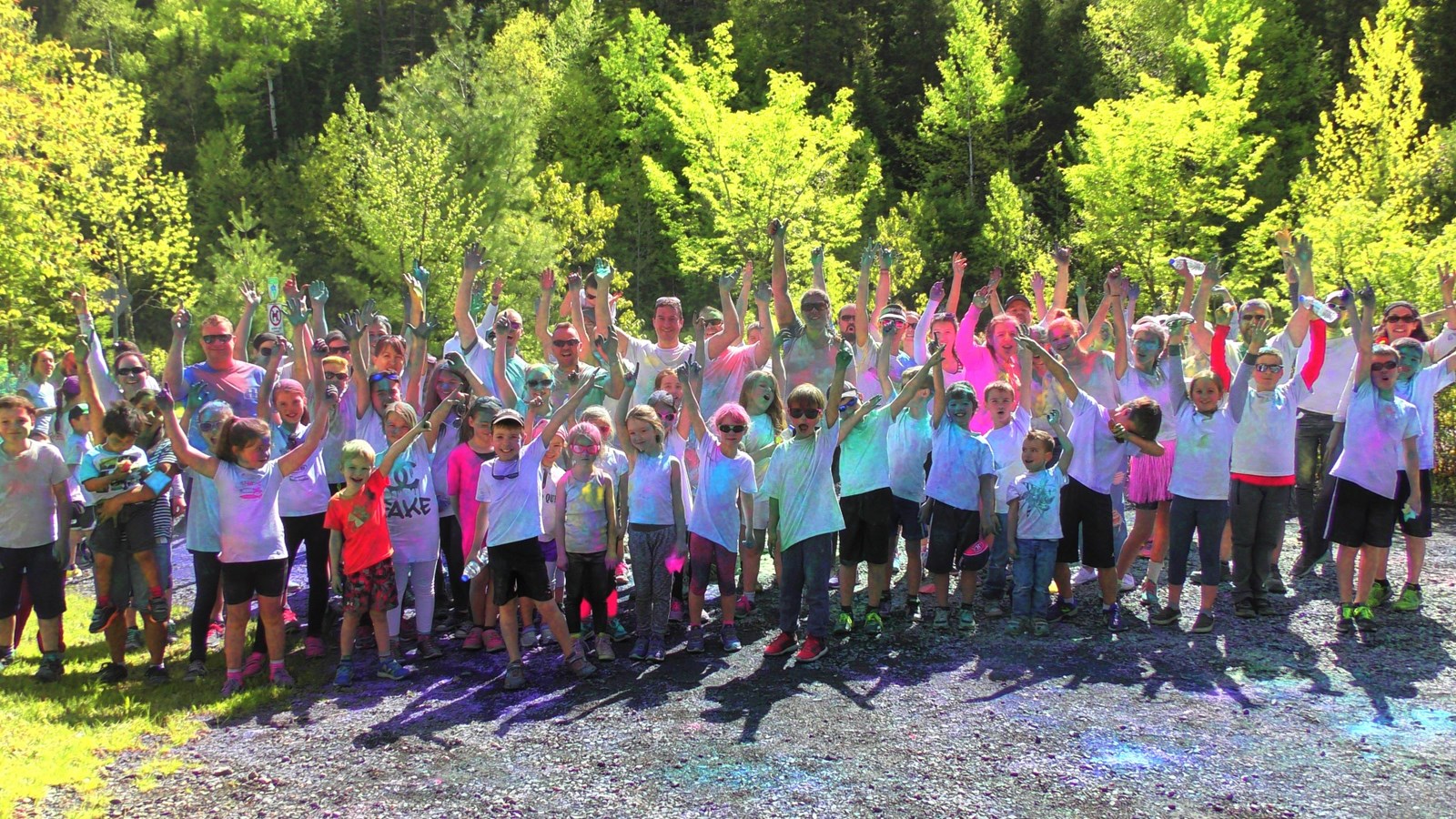 Normand DeLessard présente des images de la course colorée déguisée qui a eu lieu au Parc des Sept-Chutes à Saint-Georges lors du samedi 27 mai 2017.