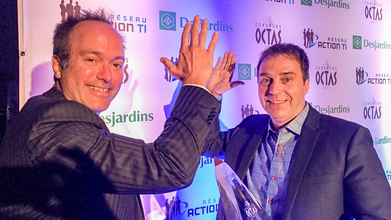Richard Poulin, sur la droite de la photo, tient le prix reçu par Komutel aux Octas 2017.