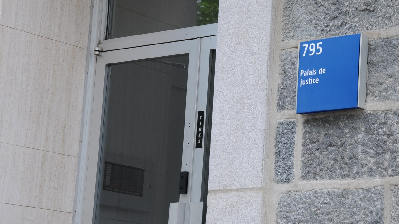 Huit chefs d'accusation de voies de fait graves pour des gestes commis sur des enfants