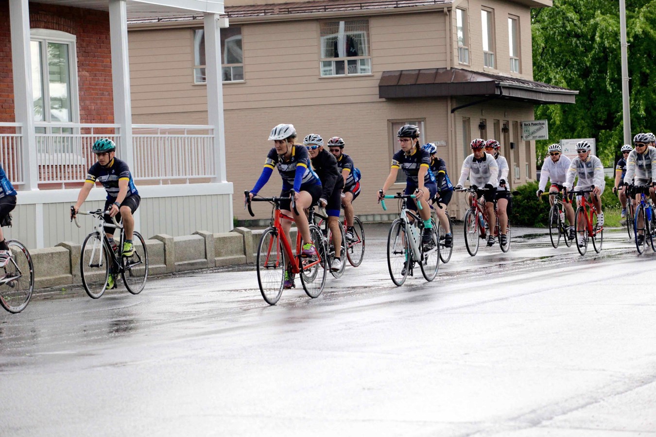 La grêle, le vent, la pluie : rien n'arrête les cyclistes du Défi Tour de Beauce 2017