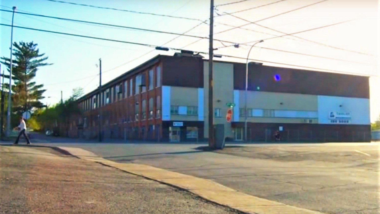 Normand DeLessard présente des images de l'intérieur de Cavalier Textiles Dionne, une usine de Saint-Georges qui a fermé ses portes en 2004. Les images ont été tournées au début des années 1980.