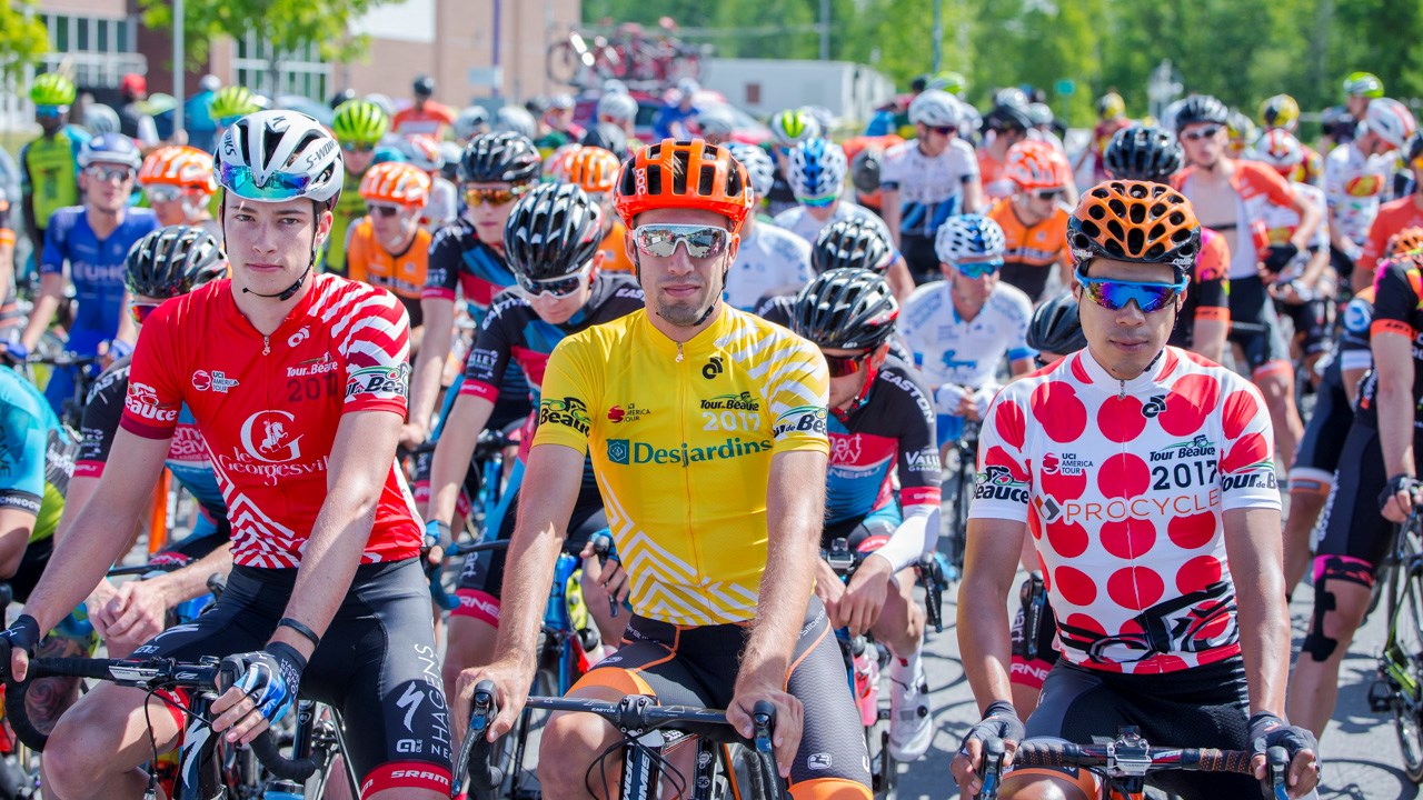Les trois cyclistes arborant leurs maillots remportés après la première étape du Tour de Beauce, réalisée lors du 14 juin 2017 entre Saint-Georges et Saint-Odilon. De gauche à droite : Ian Garrison de l'équipe Axeon Hagens Berman (maillot rouge Georgesville), Émile Jean de l'équipe Silber Pro Cycling (maillot jaune Desjardins) et Ignacio Sarabia-Diaz de l'équipe Inteja (maillot à pois Procycle).