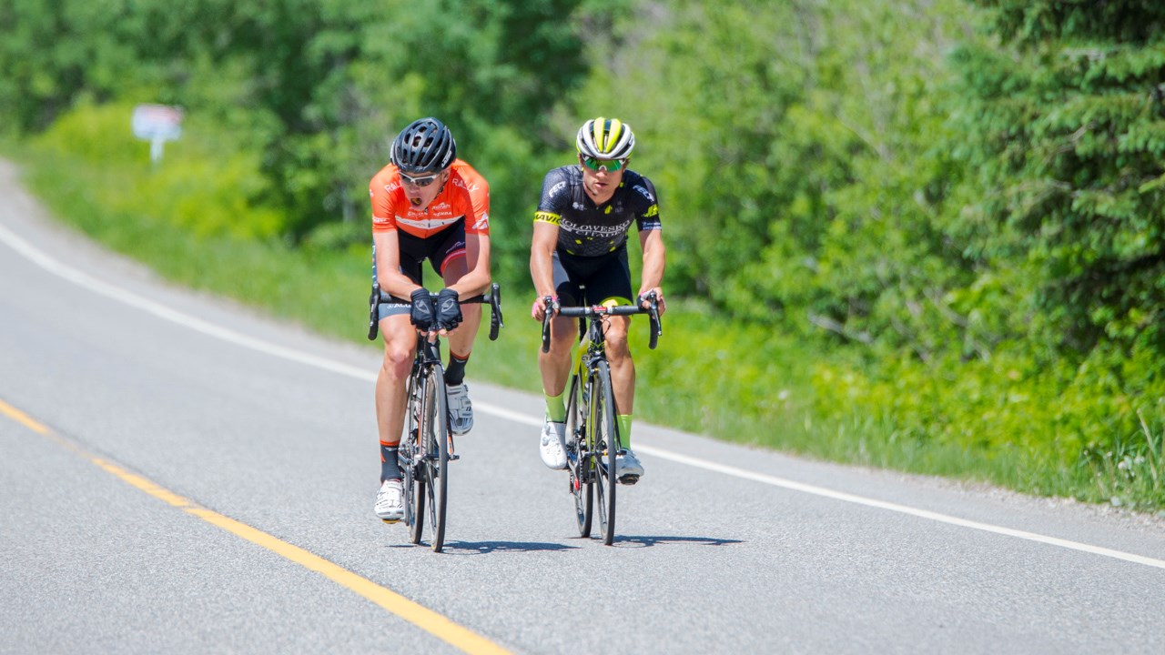 Les cyclistes portant les numéros 3 (Robin Carpenter) et 52 (Matteo Dal-Cin) étaient en échappée à 3 minutes d'avance sur le reste du peloton lorsqu'il ne restait plus que 10 kilomètres à parcourir avant l'arrivée au sommet.