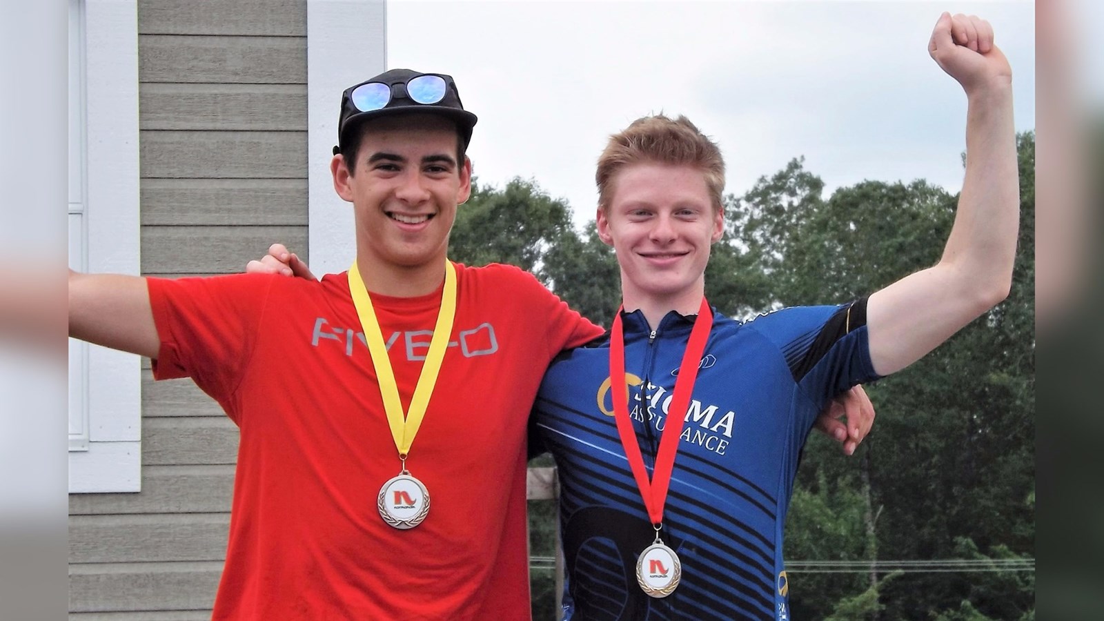 Eliot Grondin (à gauche) a remporté la médaille de bronze à la course régionale de vélo de montagne qui s'est déroulée lors du dimanche 18 juin 2017 au centre national de biathlon Myriam Bédard à Valcartier.