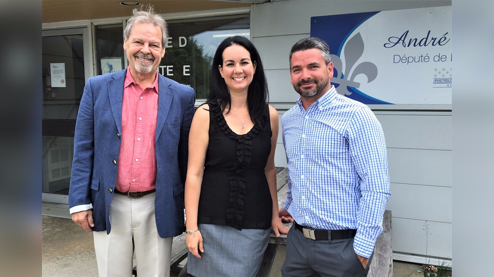 Le député de Beauce-Nord, André Spénard, accompagné de Marie-France Sage et Dave Labbé de Sainte-Marie, parents du jeune Hayden Labbé.