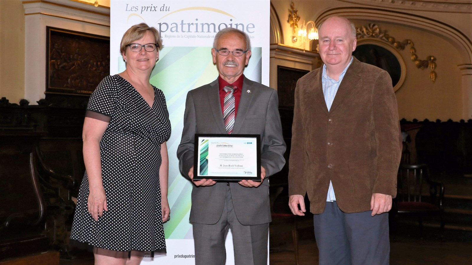 De gauche à droite : Josée Tremblay, directrice générale du Conseil de la culture, Jean-Roch Veilleux, maire de Saint-Alfred et Jean-Pierre
Chénard, président de la table de patrimoine-histoire du Conseil de la culture.