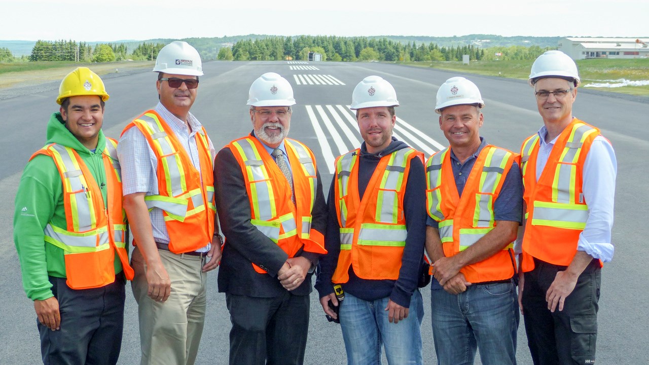 De gauche à droite Dominic Poulin des Services techniques, Michel Giroux de l’entreprise Giroux et Lessard, Claude Morin Maire de Ville de Saint-Georges, Steven Poulin et Francis Tardif des Services techniques et Jean-Philippe Maranda de l’aéroport de Saint-Georges.