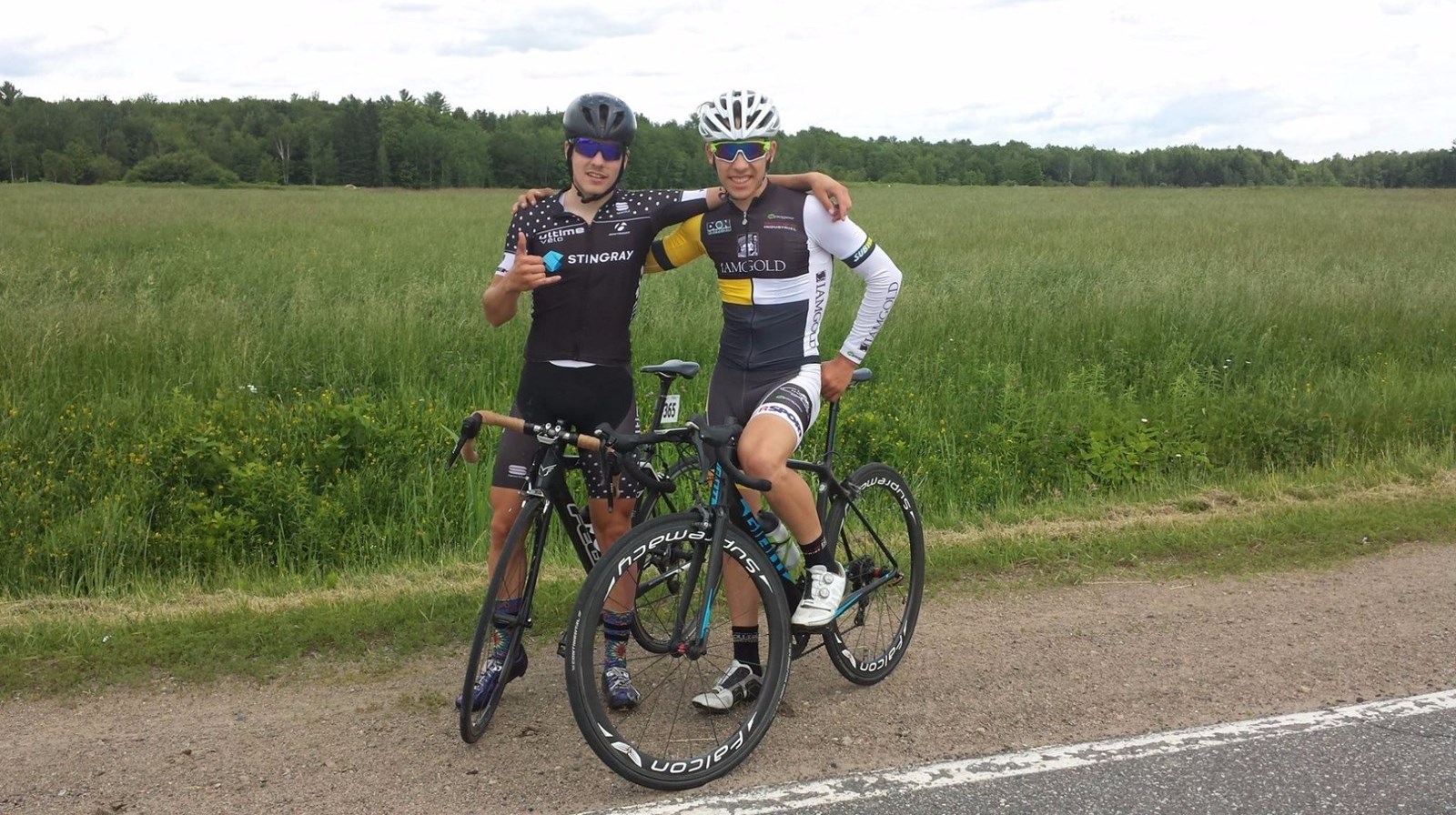 Les cyclistes Joël Domingue et Guillaume Davidson avant le championnat canadien d'Ottawa, le jeudi 22 juin 2017 à Saint-Élie-de-Caxton.