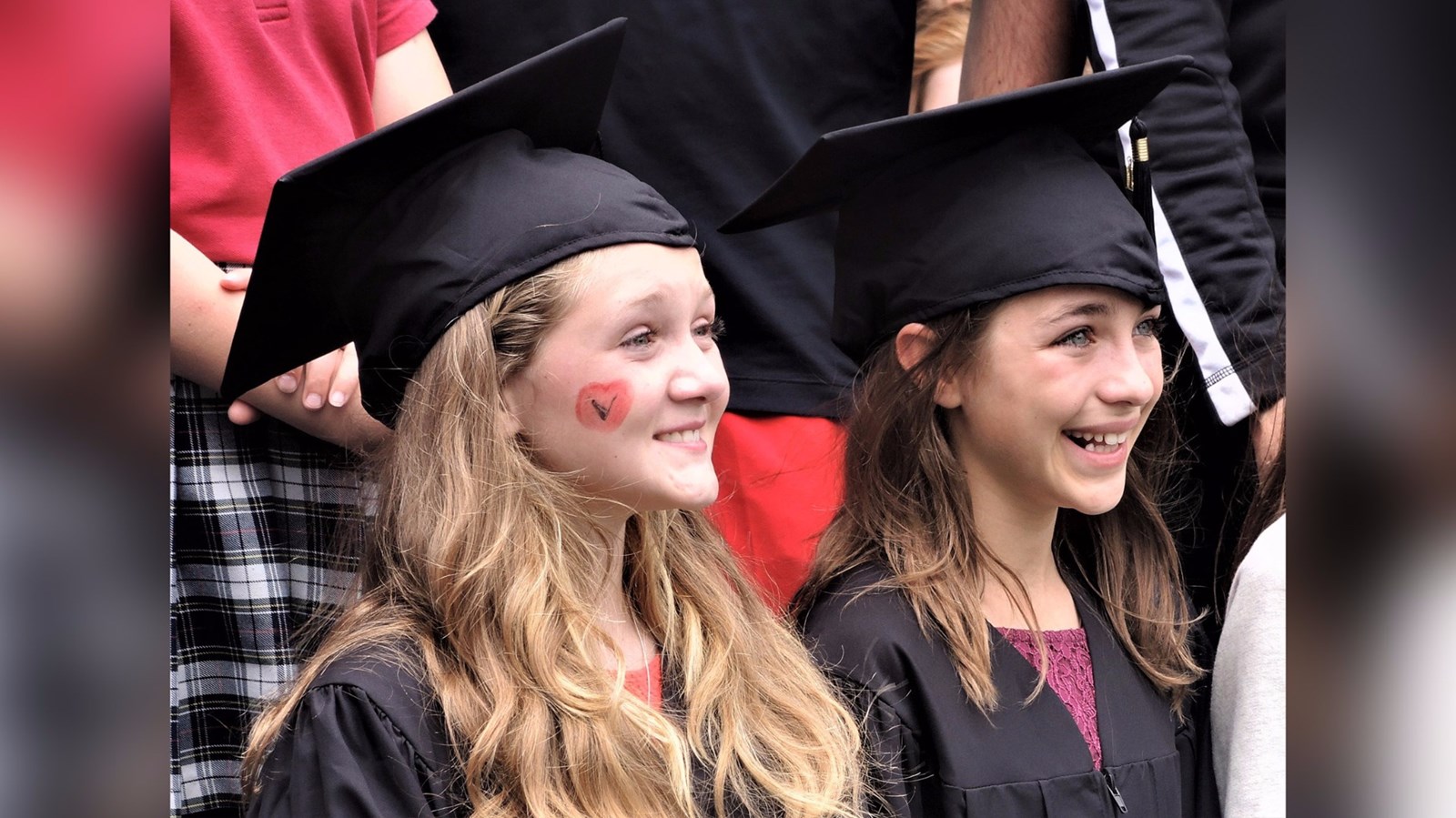 Ces deux finissantes de 6e année étaient très émotives lors de leur cérémonie de graduation qui s'est déroulée lors du mercredi 21 juin 2017.