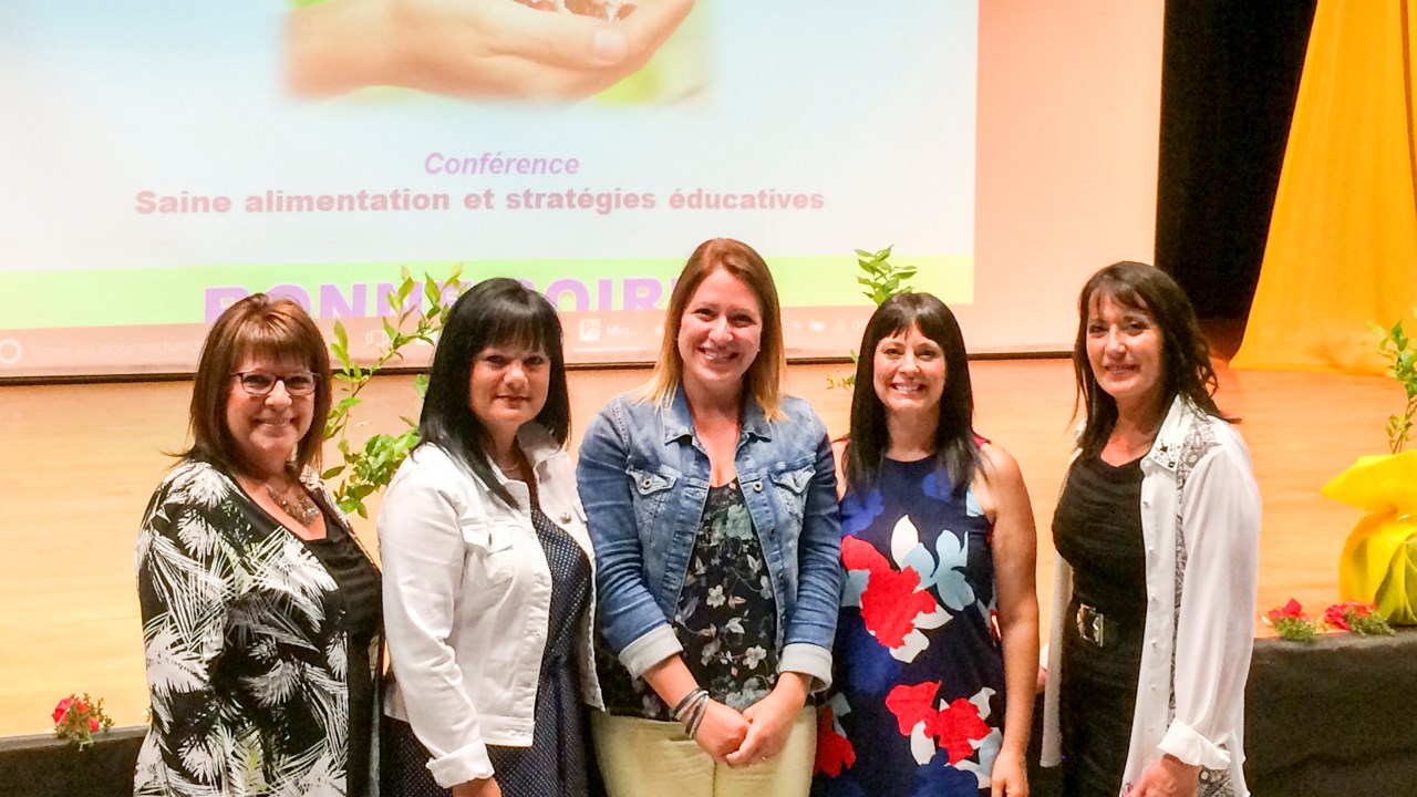 Au centre, Annie Jacques, nutritionniste au CISSS-CA, entourée des membres du bureau coordonnateur du CPE Au jardin de Dominique.