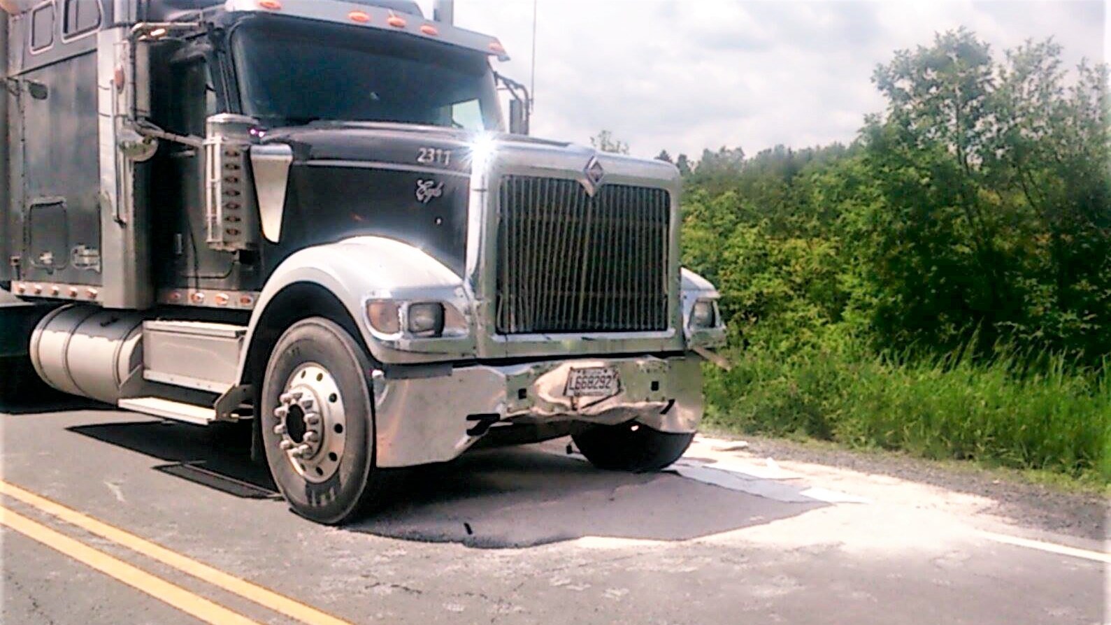 Le camion lourd impliqué dans la collision.