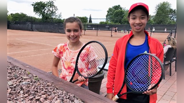 Les joueuses de tennis beauceronnes Alizée Poulin, originaire de Beauceville, et Rosalie Carrier-Dulac, originaire de Saint-Georges, s'entraînent au Tennis Beauce.