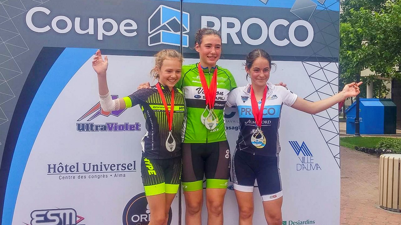 Évelyne Lacasse, au centre de la photo, s'est hissée à la 1ère place du classement général. 