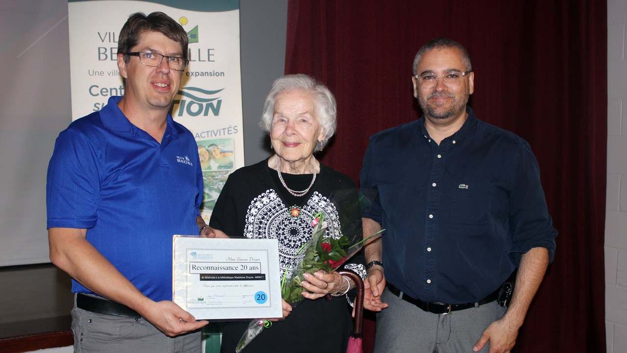 Le conseiller municipal, Dany Veilleux (à gauche) et le directeur général de Beauceville, Félix Nunez (à droite), ont remis un certificat de reconnaissance à Simone Drouin (au centre).