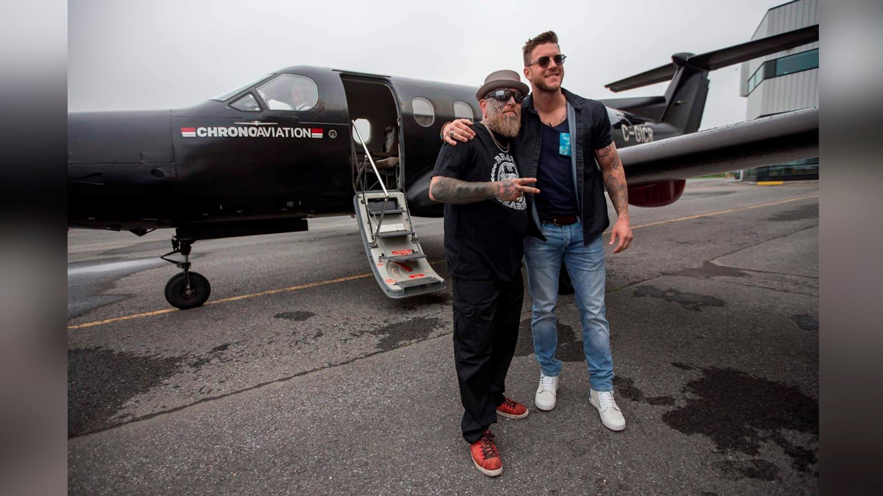 Un artiste de la région bat le record canadien de tatouage en altitude 