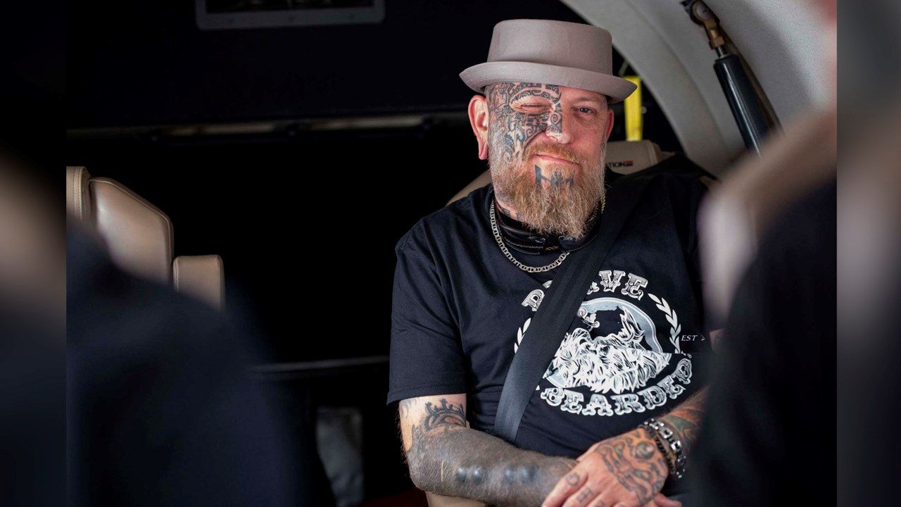 Un artiste de la région bat le record canadien de tatouage en altitude 