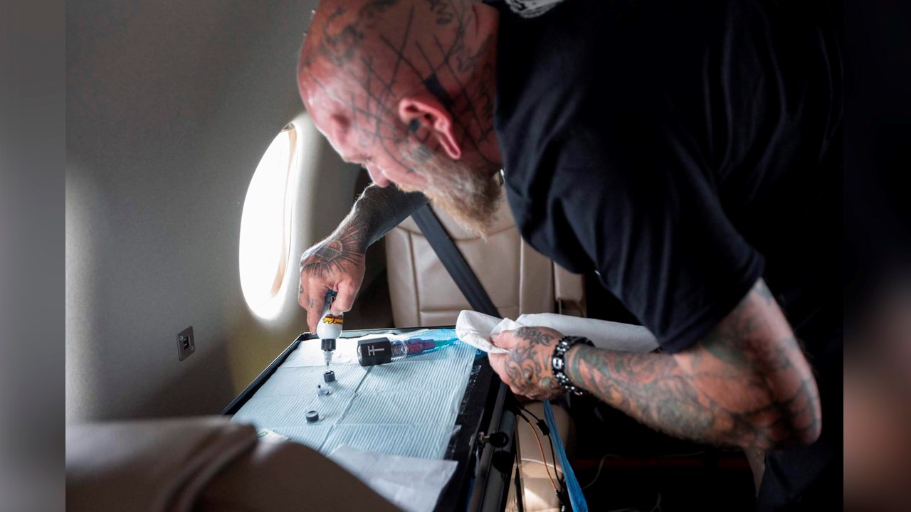 Un artiste de la région bat le record canadien de tatouage en altitude 