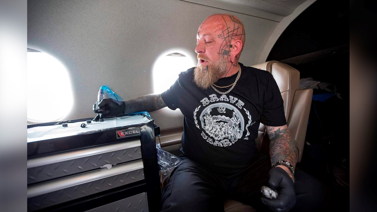 Un artiste de la région bat le record canadien de tatouage en altitude 