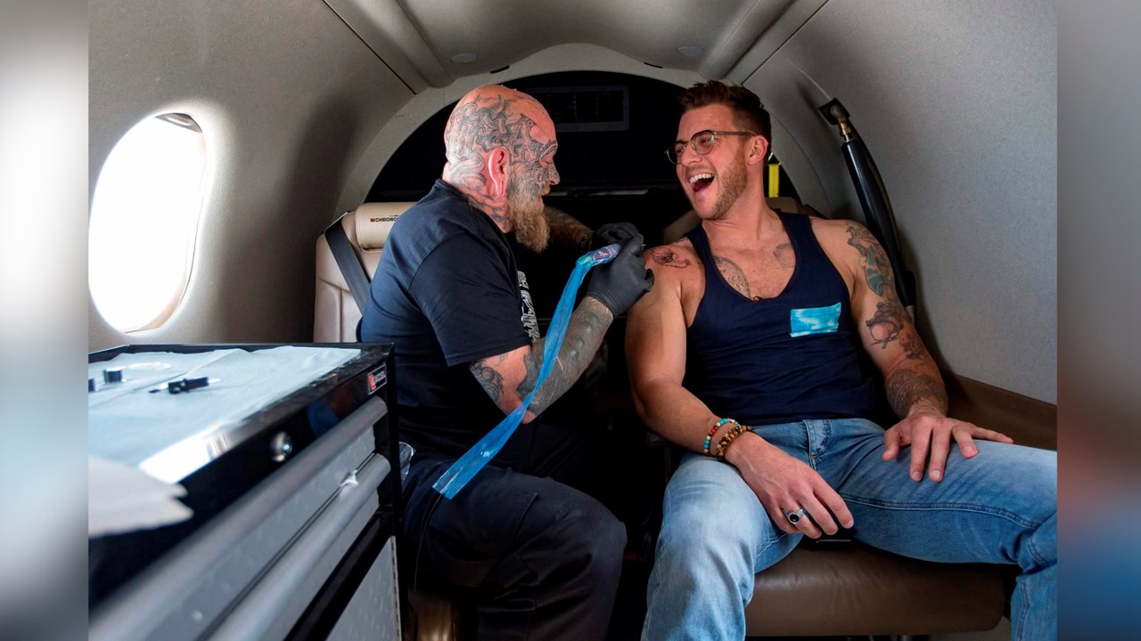 Un artiste de la région bat le record canadien de tatouage en altitude 