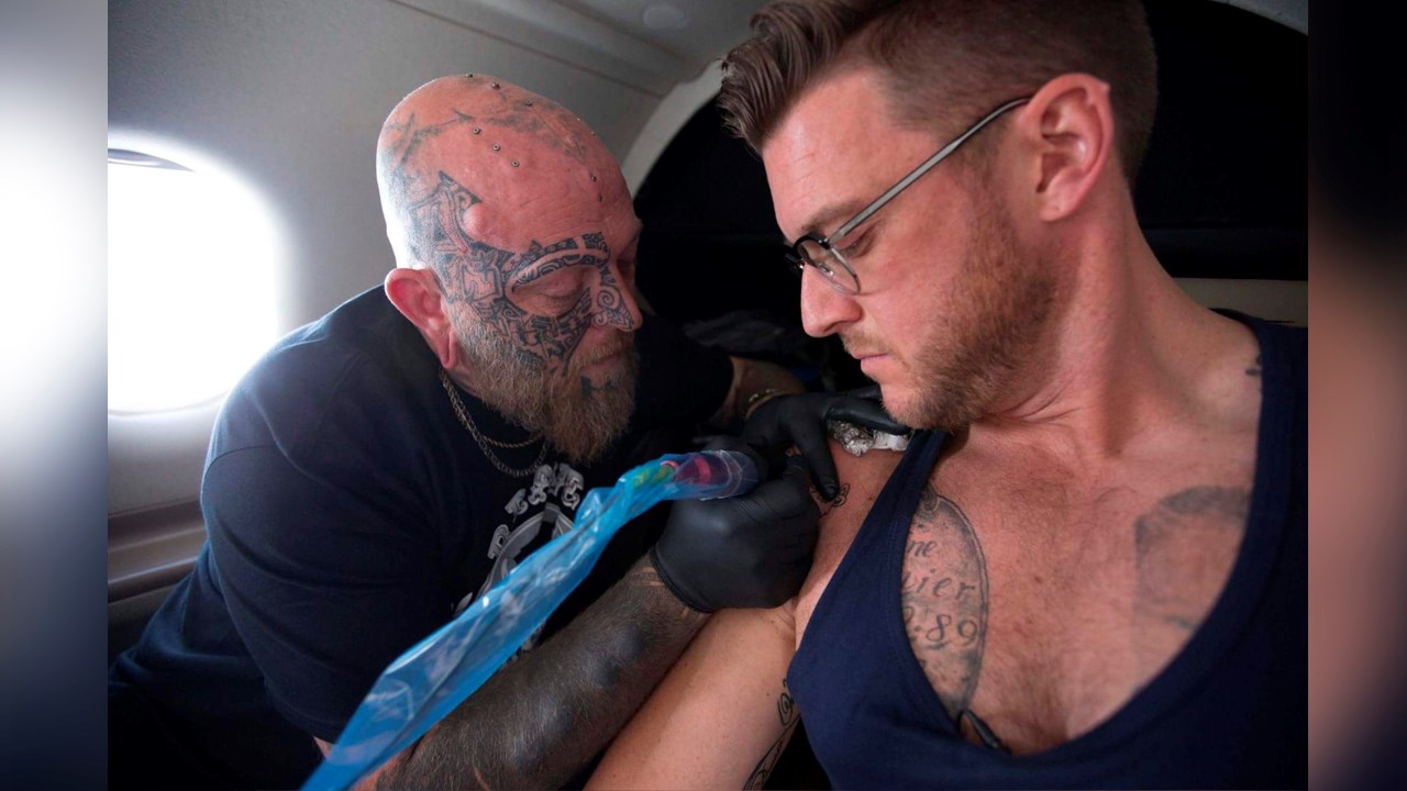 Un artiste de la région bat le record canadien de tatouage en altitude 