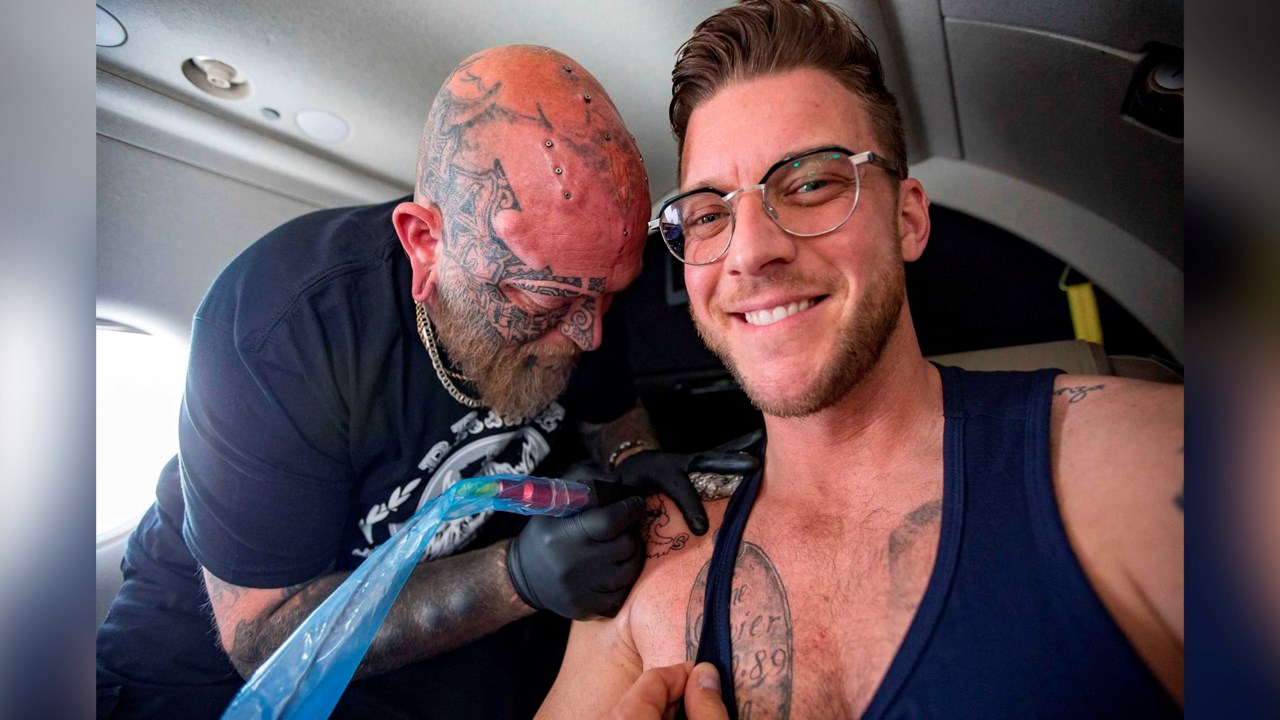 Un artiste de la région bat le record canadien de tatouage en altitude 