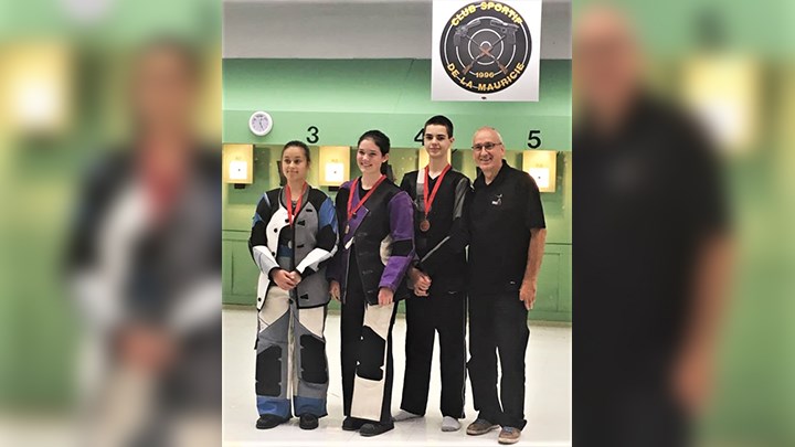 La mariveraine Kelly-Ann Maheu, âgée de 15 ans, est vêtue de mauve sur la photo.