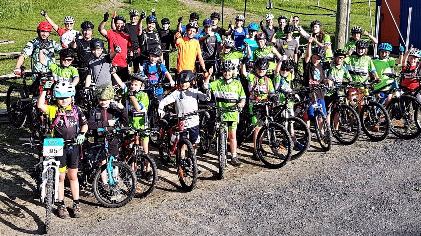 Les jeunes cyclistes du Club Vachon Subaru Beauce lors d'un entraînement de vélo de montagne à la fin juin 2017.