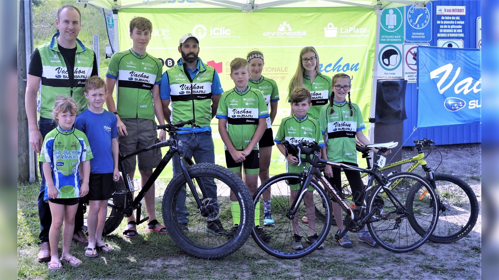Claude Poulin, président, et Jimmy Rancourt, entraîneur-chef du Club Vachon Subaru Beauce, accompagnés de quelques jeunes qui font partie du Club.