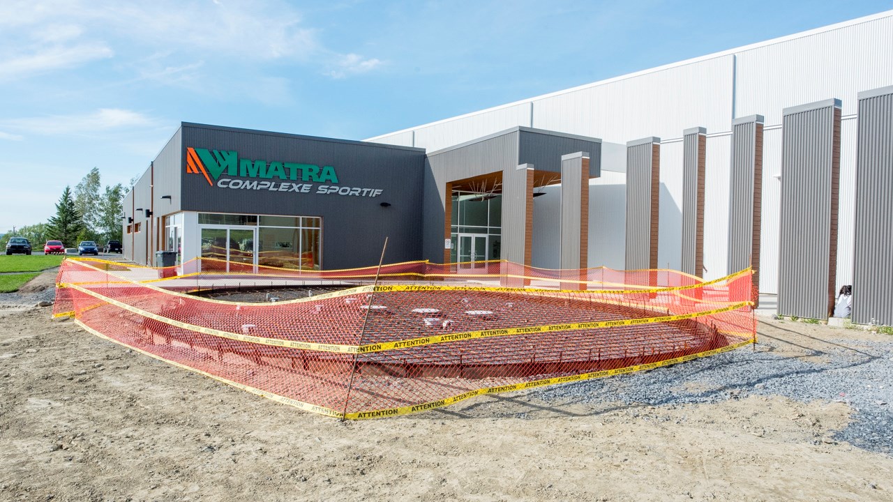 Le site comprend aussi l'installation de jeux d'eau, en cours de construction devant l'aréna.