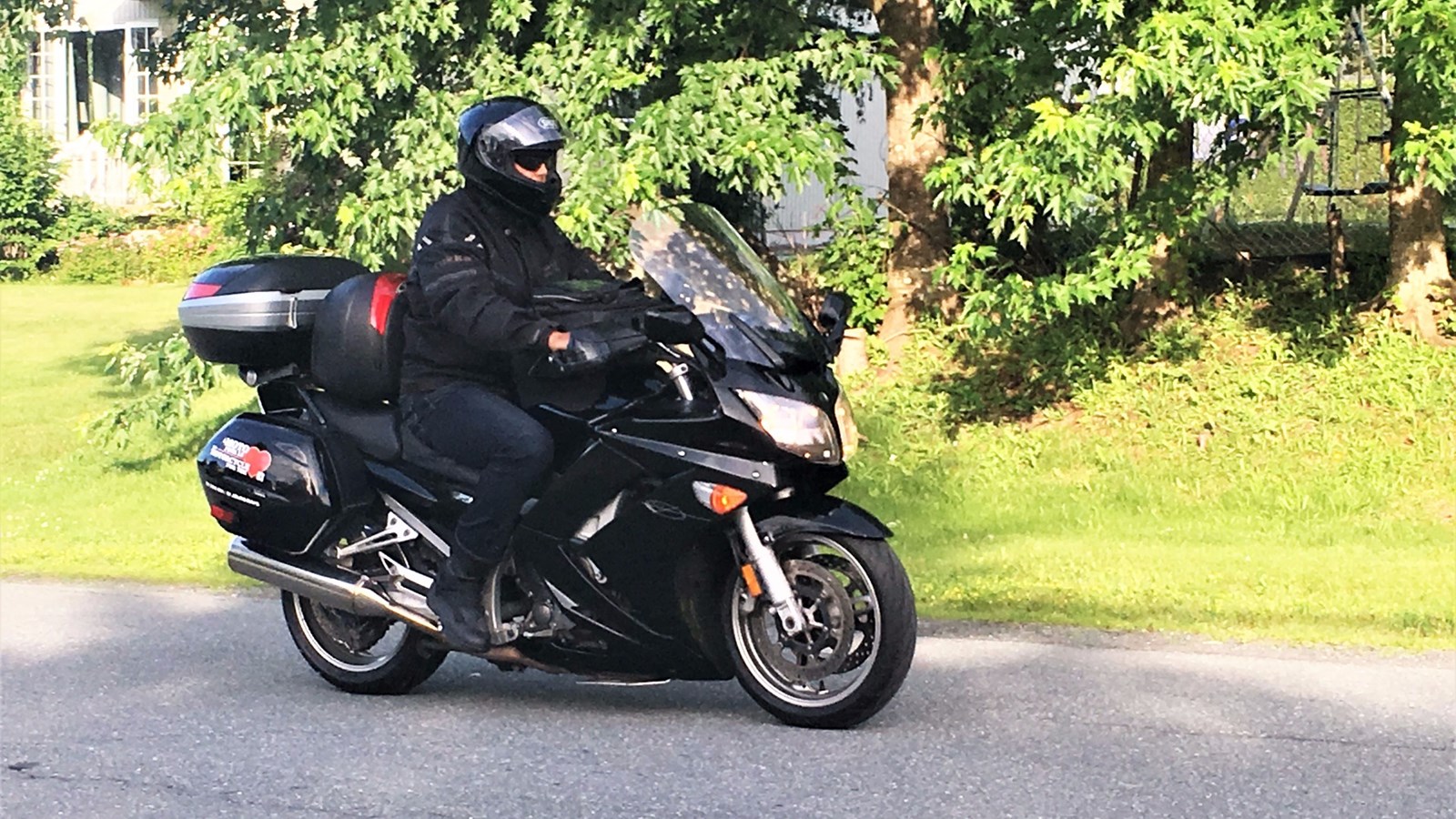 Le Beauceron Pierre Poulin au volant de sa moto avec laquelle il parcourra 21 500 kilomètres en 21 jours.