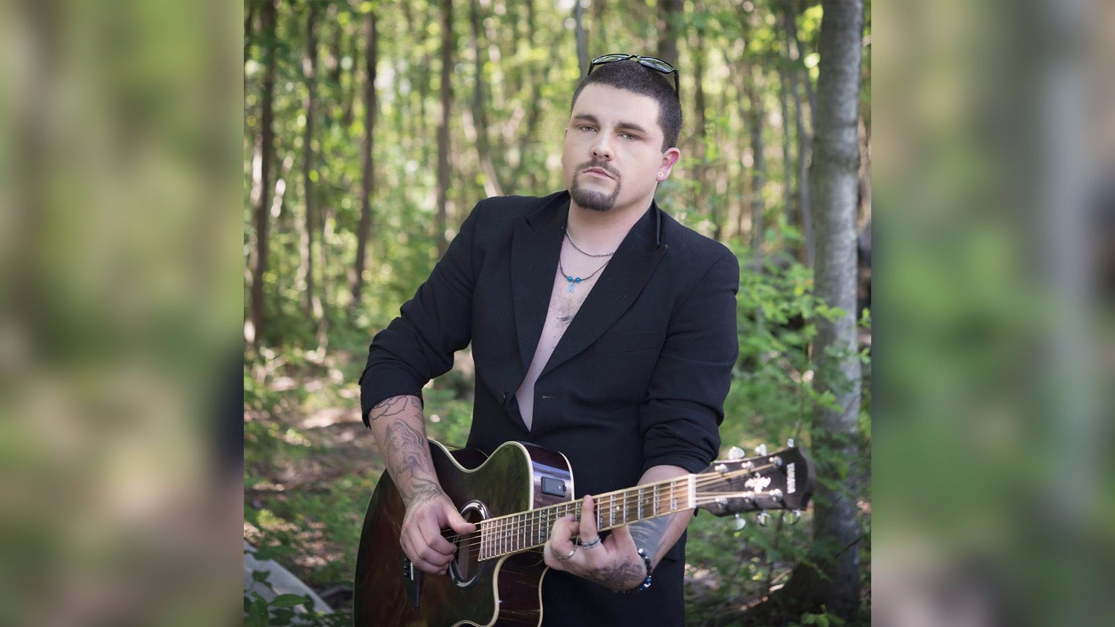 Le chanteur beauceron Thomas Argouin est originaire de Vallée-Jonction. Il habite maintenant à Montréal.