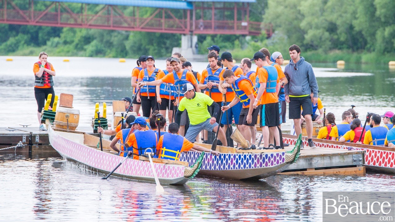 La 9e édition de la course de bateaux-dragons a démarré vers 8h30 samedi matin