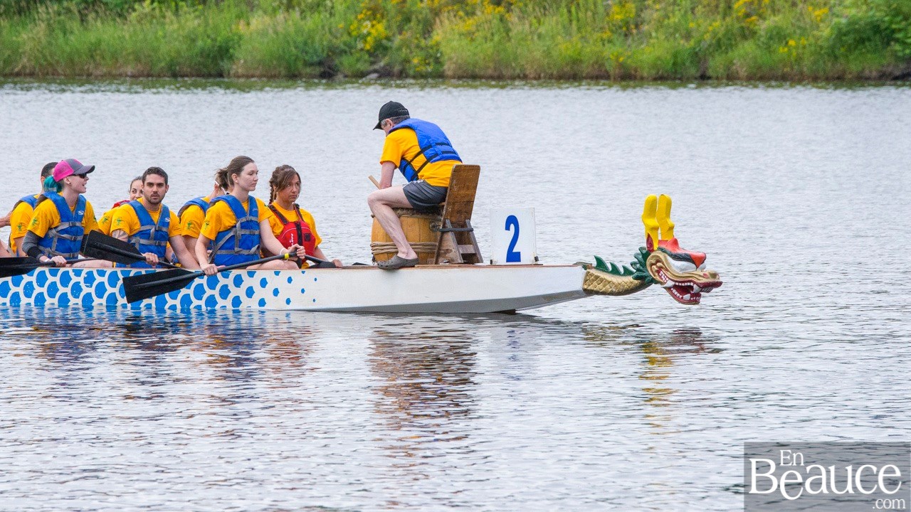 La 9e édition de la course de bateaux-dragons a démarré vers 8h30 samedi matin