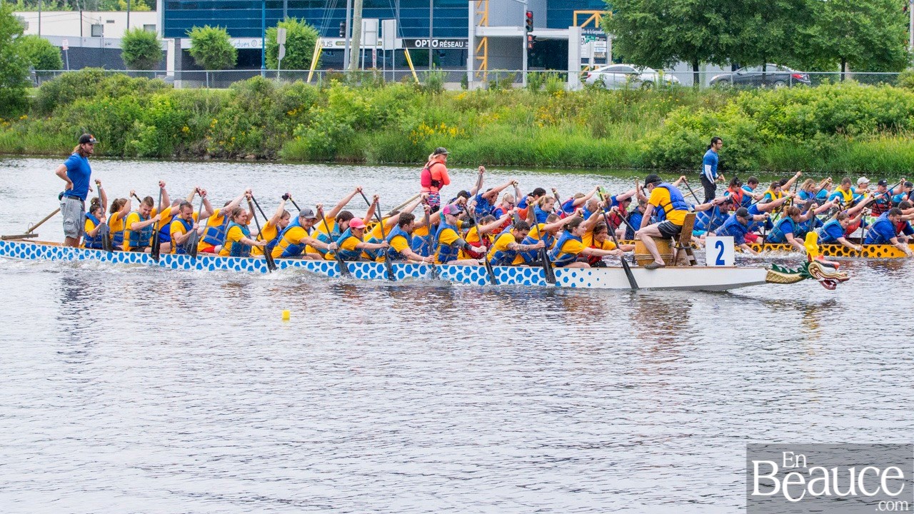 La 9e édition de la course de bateaux-dragons a démarré vers 8h30 samedi matin