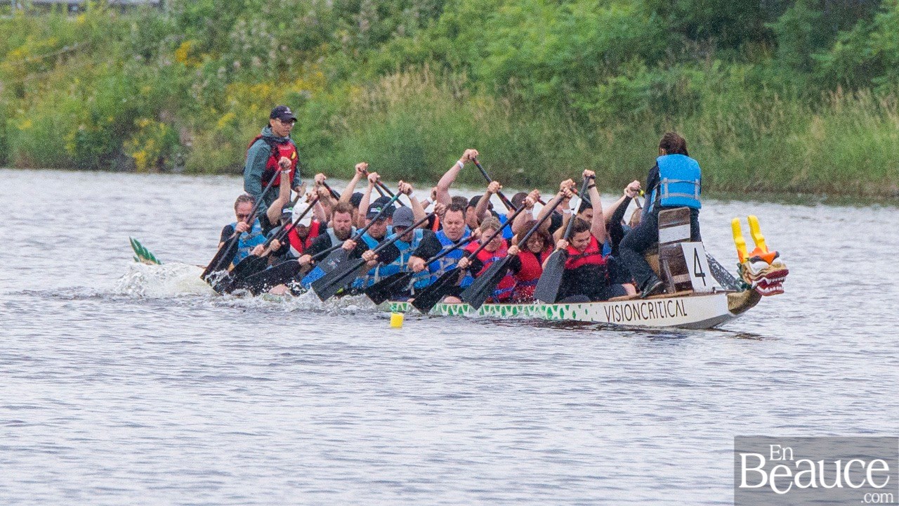 La 9e édition de la course de bateaux-dragons a démarré vers 8h30 samedi matin