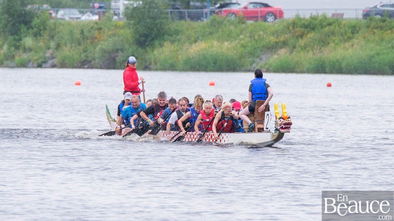 La 9e édition de la course de bateaux-dragons a démarré vers 8h30 samedi matin