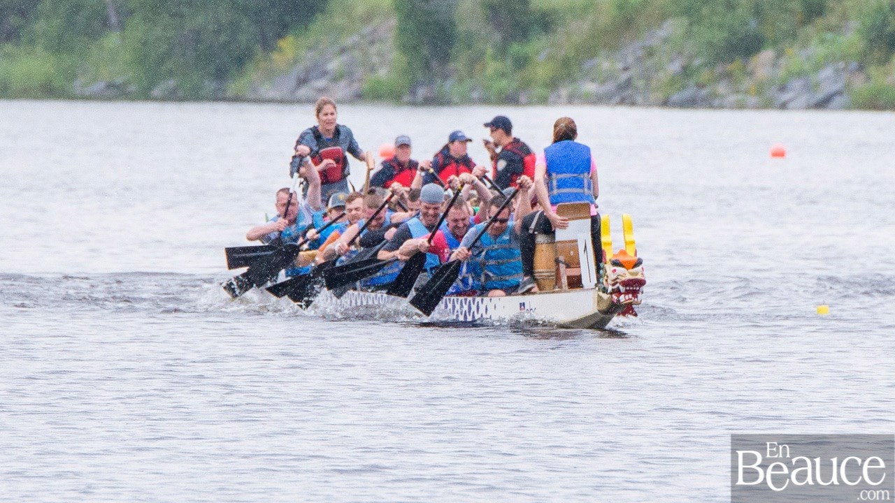 La 9e édition de la course de bateaux-dragons a démarré vers 8h30 samedi matin