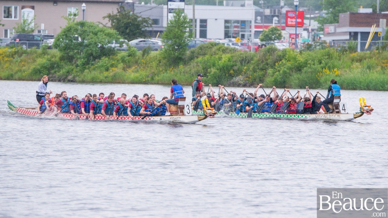 La 9e édition de la course de bateaux-dragons a démarré vers 8h30 samedi matin