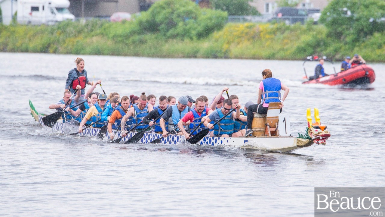 La 9e édition de la course de bateaux-dragons a démarré vers 8h30 samedi matin