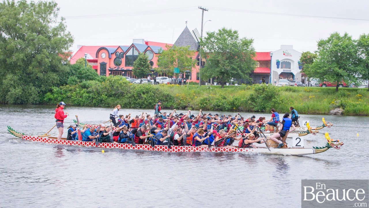 La 9e édition de la course de bateaux-dragons a démarré vers 8h30 samedi matin