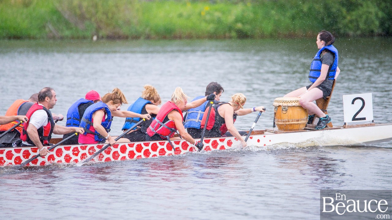 La 9e édition de la course de bateaux-dragons a démarré vers 8h30 samedi matin
