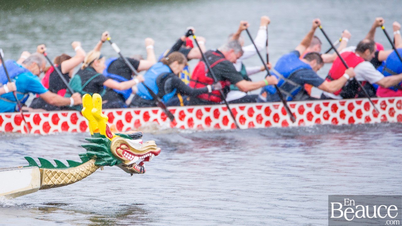 La 9e édition de la course de bateaux-dragons a démarré vers 8h30 samedi matin