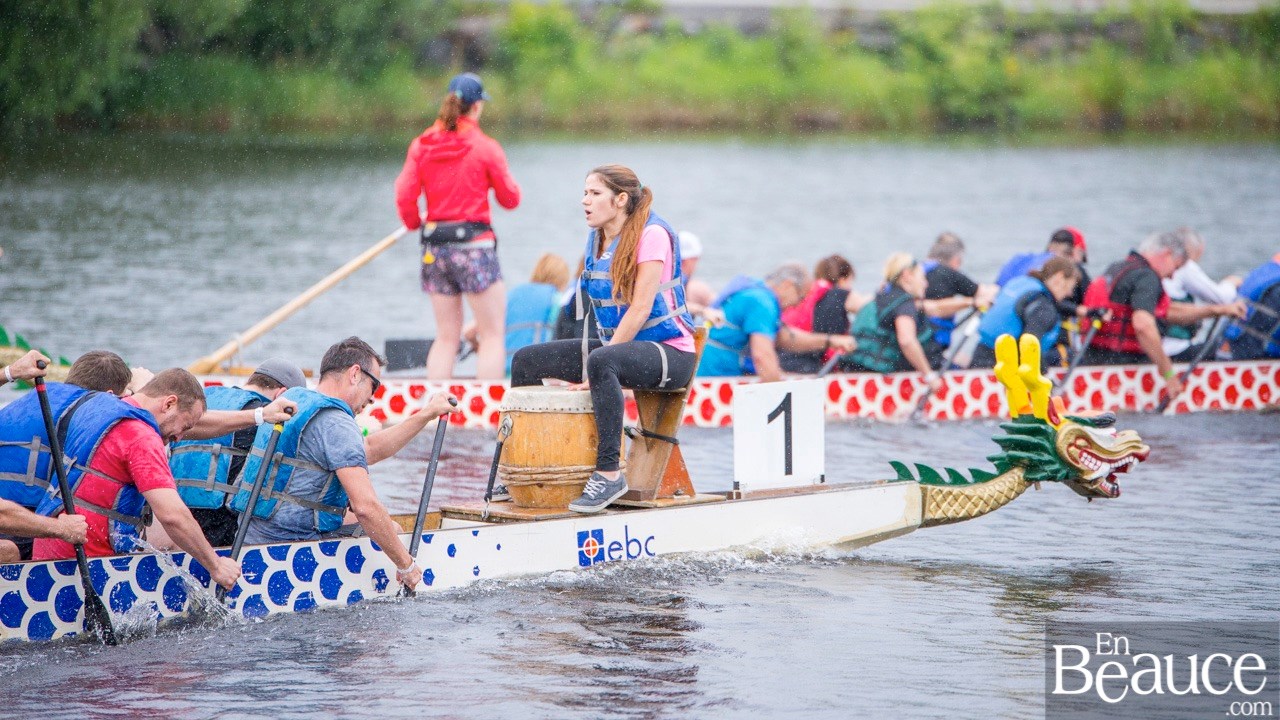 La 9e édition de la course de bateaux-dragons a démarré vers 8h30 samedi matin
