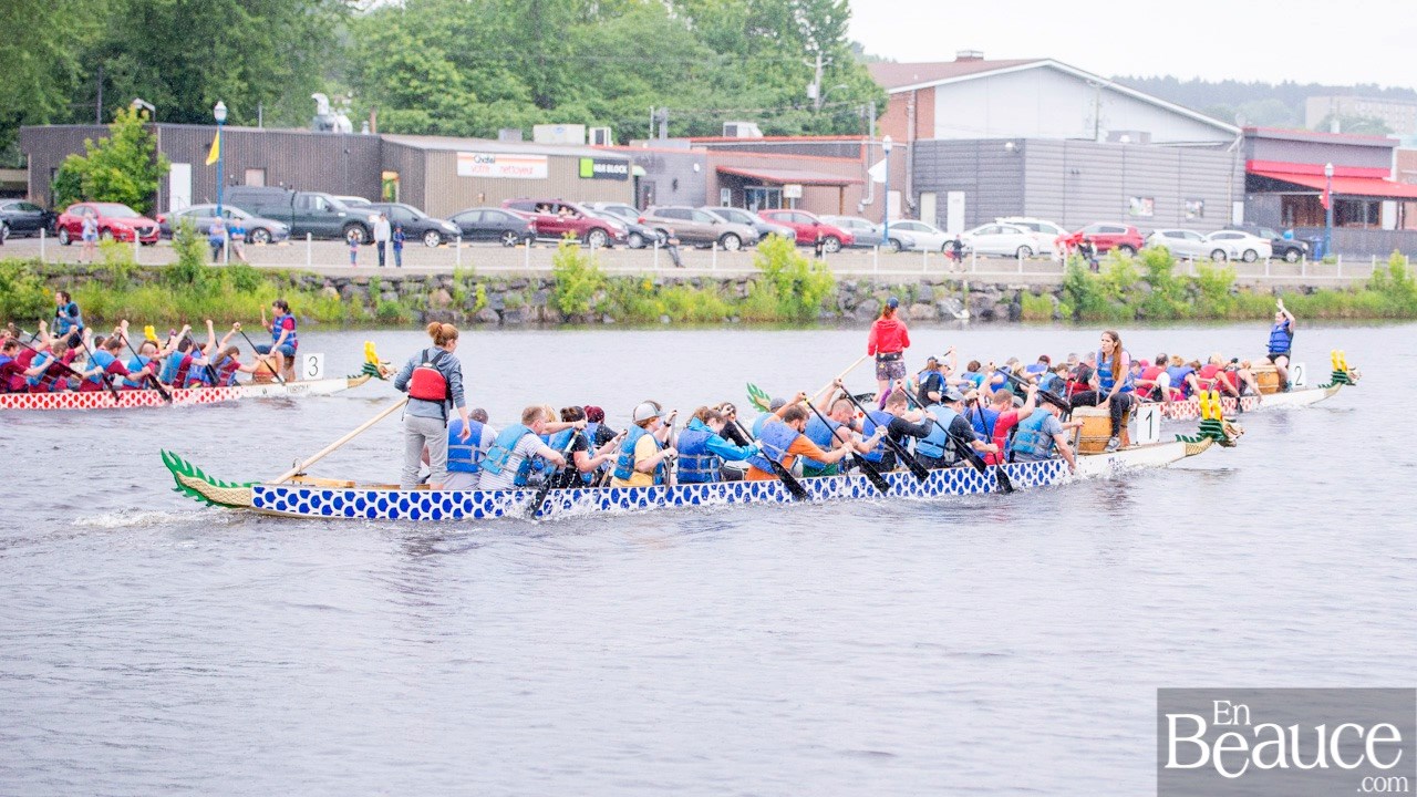 La 9e édition de la course de bateaux-dragons a démarré vers 8h30 samedi matin