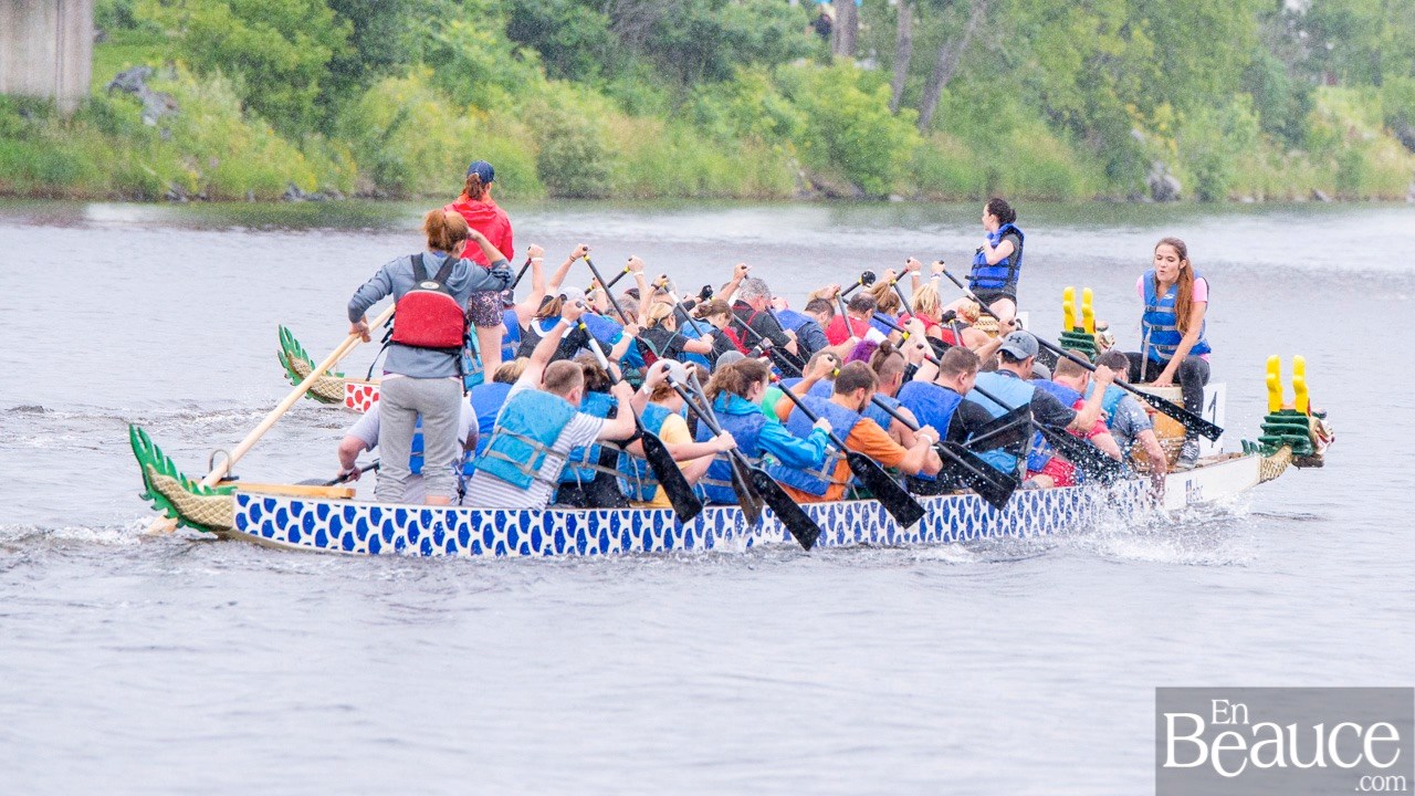 La 9e édition de la course de bateaux-dragons a démarré vers 8h30 samedi matin