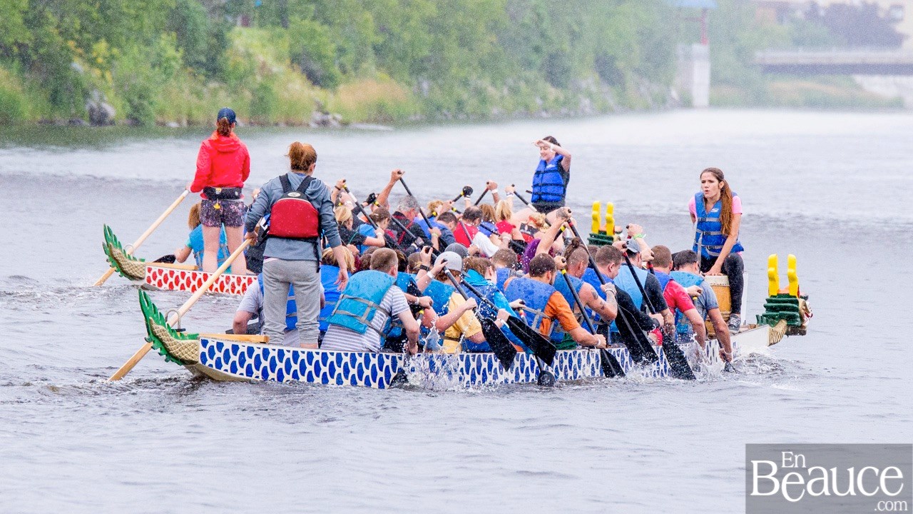 La 9e édition de la course de bateaux-dragons a démarré vers 8h30 samedi matin