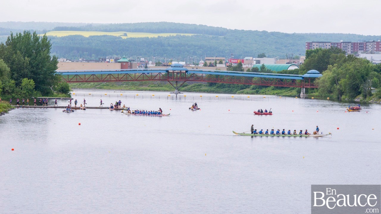 La 9e édition de la course de bateaux-dragons a démarré vers 8h30 samedi matin